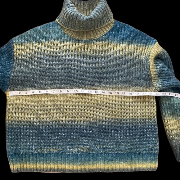 Old Navy Turtleneck L NWOT - Picture 3 of 6